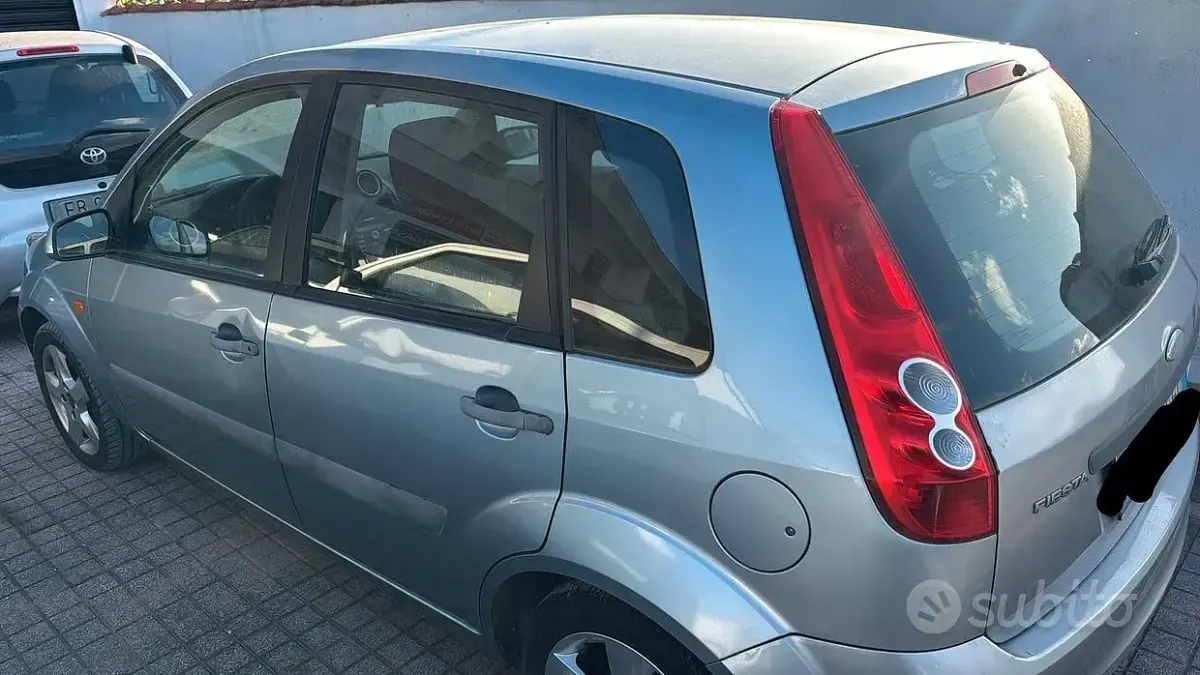 Usata Ford Fiesta Titanium 90 CV (66 kW) 2006 Grigio Utilitaria