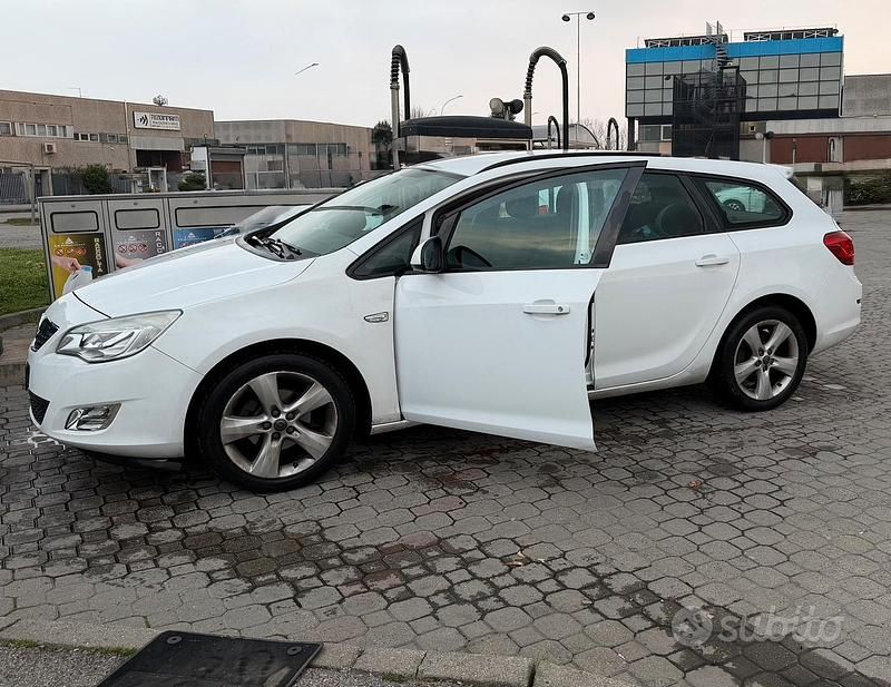 Usata Opel Astra 2011 Bianco Station wagon