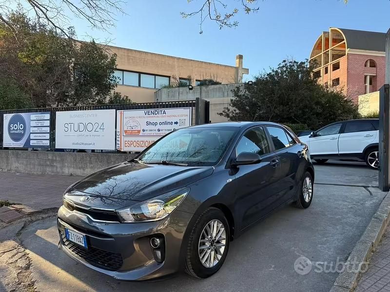 Usata Kia Rio 84 CV (61 kW) 2020 Grigio Berlina