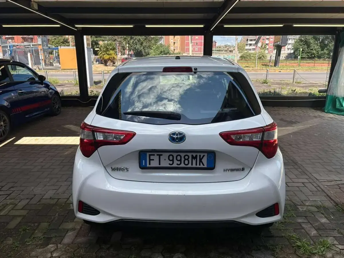 Usata Toyota Yaris Hybrid Business Edition 73 CV (53 kW) 2018 Bianco Berlina