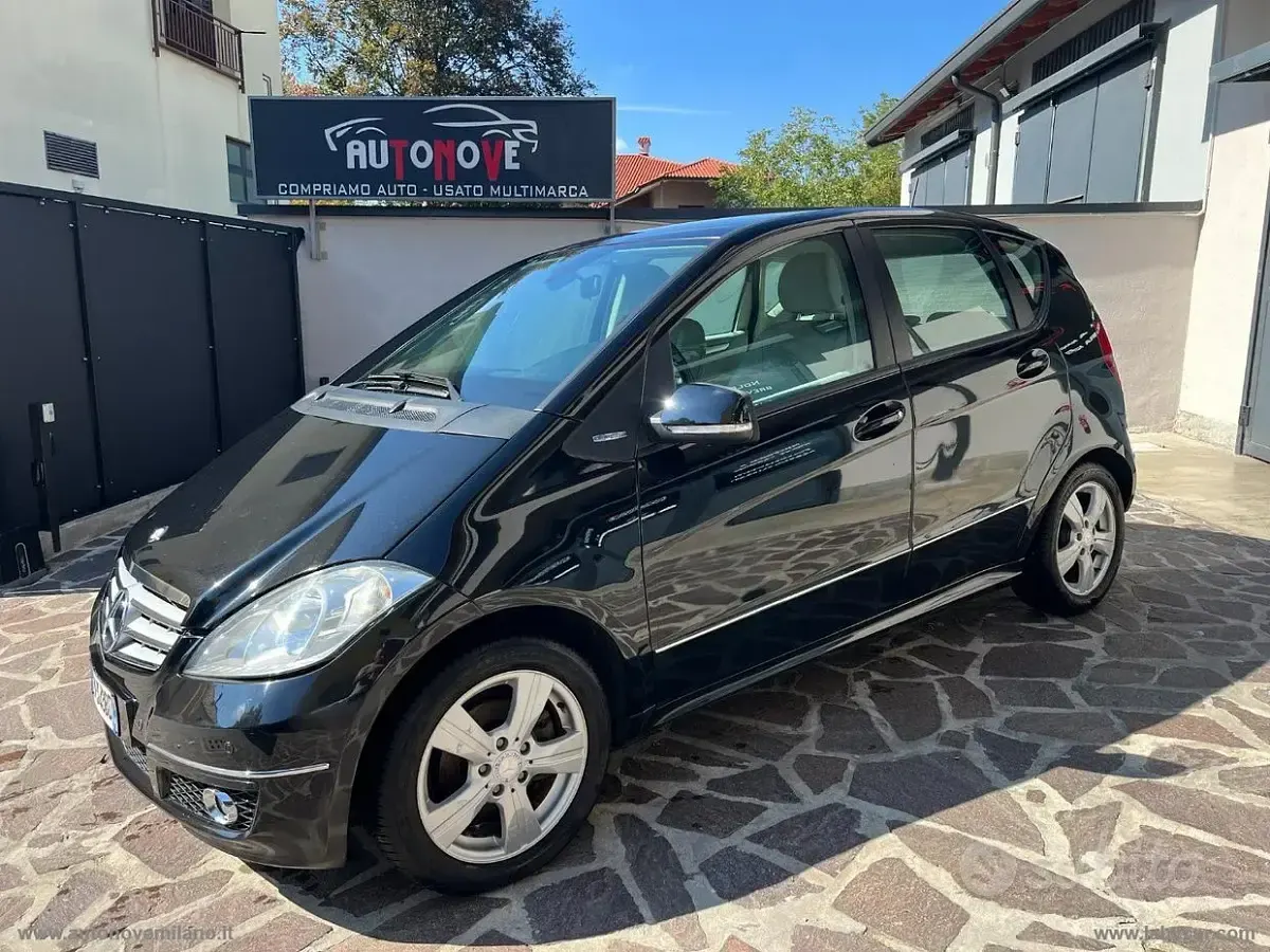 Usata Mercedes A180 Elegance 116 CV (85 kW) 2011 Nero Utilitaria