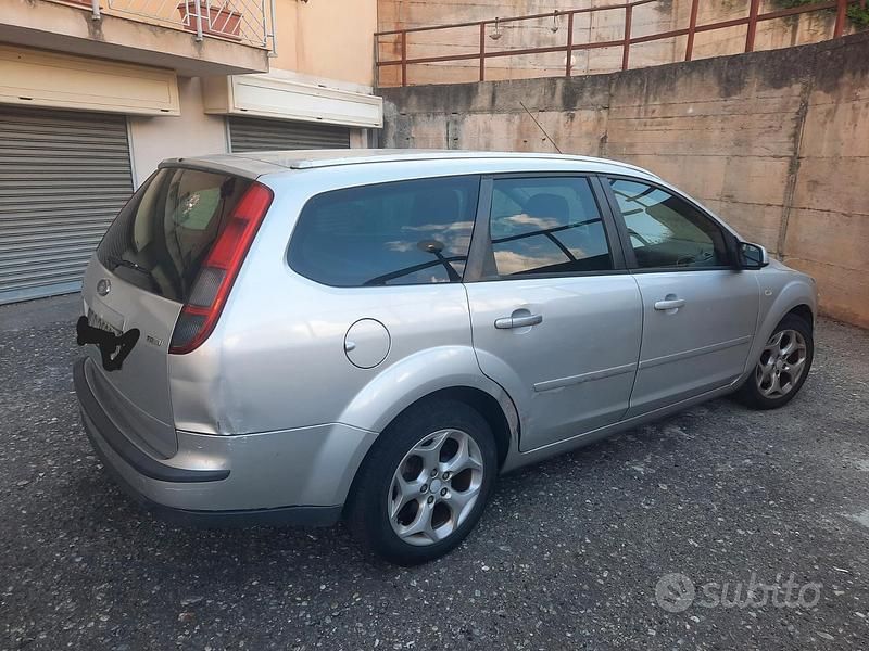Usata Ford Focus 90 CV (66 kW) 2007 Grigio Station wagon