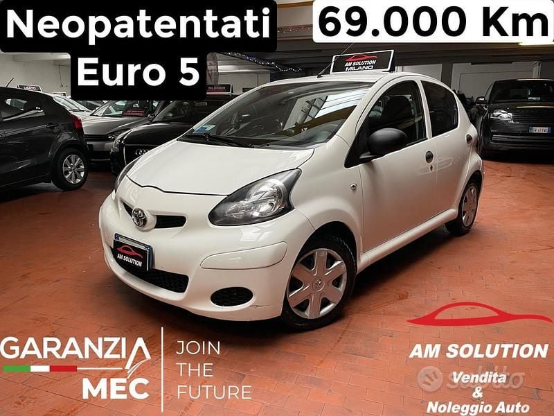 Usata Toyota Aygo 68 CV (50 kW) 2011 Bianco Utilitaria