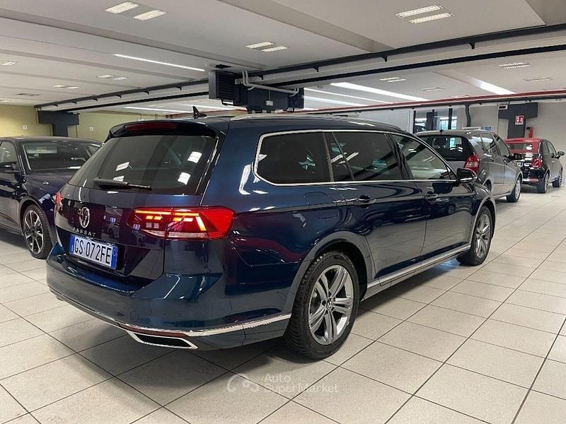 Usata VW Passat Executive 150 CV (110 kW) 2024 Blu Station wagon