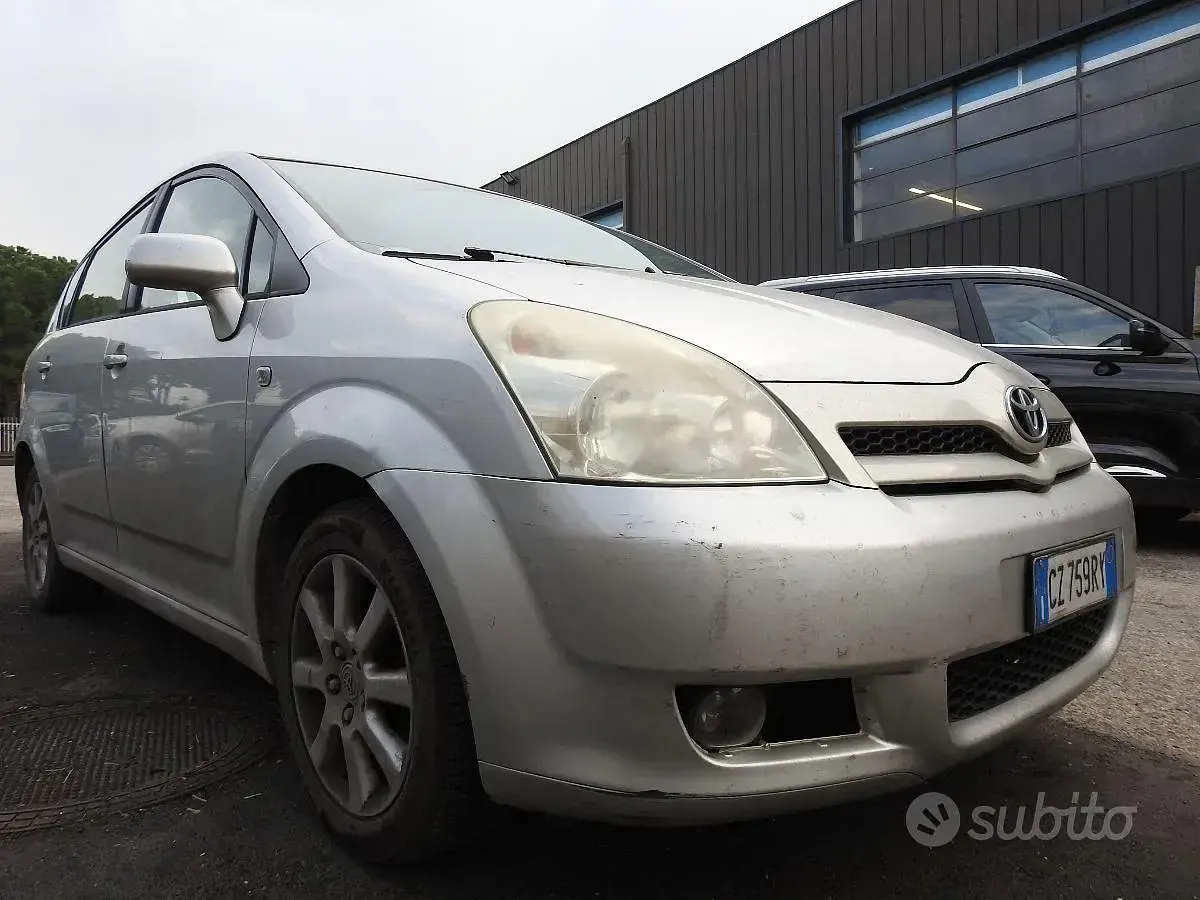 Usata Toyota Corolla Verso Sol 109 CV (80 kW) 2006 Grigio Monovolume