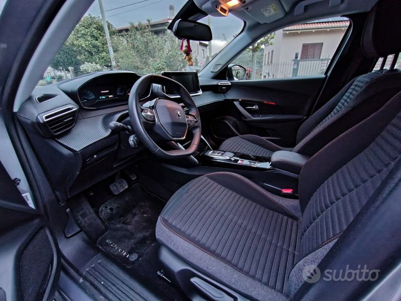 Usata Peugeot e-2008 Active 55 kW (75 CV) 2022 Grigio SUV