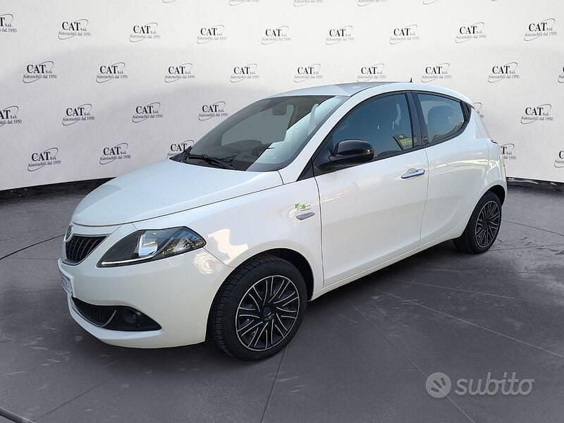 Usata Lancia Ypsilon Silver 69 CV (50 kW) 2021 Bianco Utilitaria