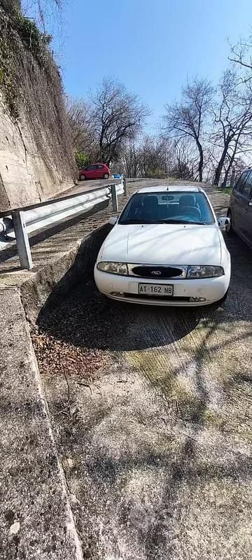Usata Ford Fiesta 75 CV (55 kW) 1998 Bianco Utilitaria