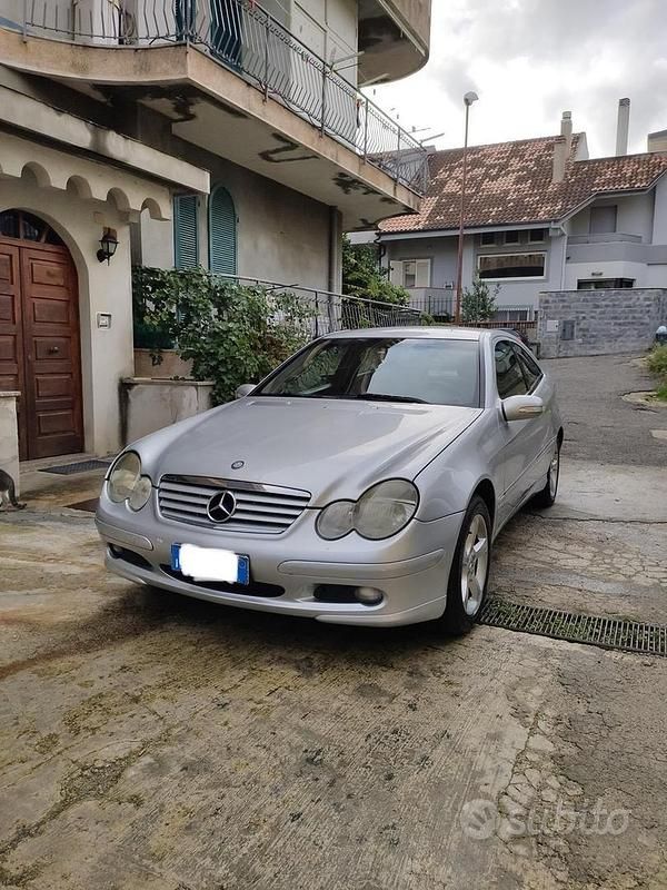 Usata Mercedes C200 122 CV (89 kW) 2005 Grigio Coupé