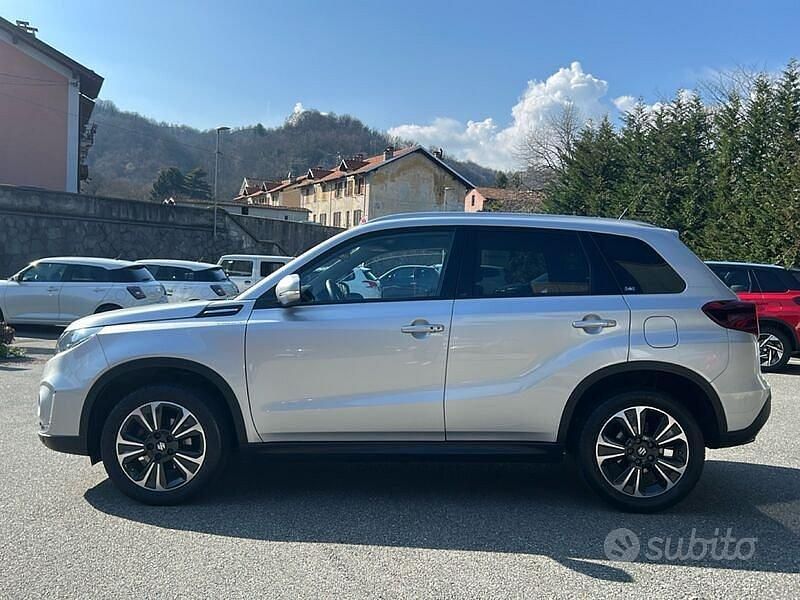 Second-hand Suzuki Vitara 129 CP (94 kW) 2022 Gri SUV