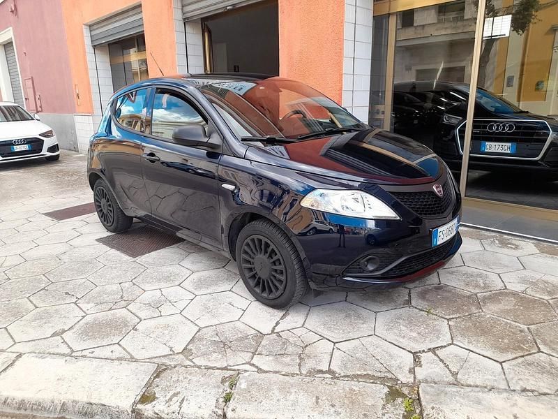 Usata Lancia Ypsilon 69 CV (50 kW) 2018 Blu Utilitaria
