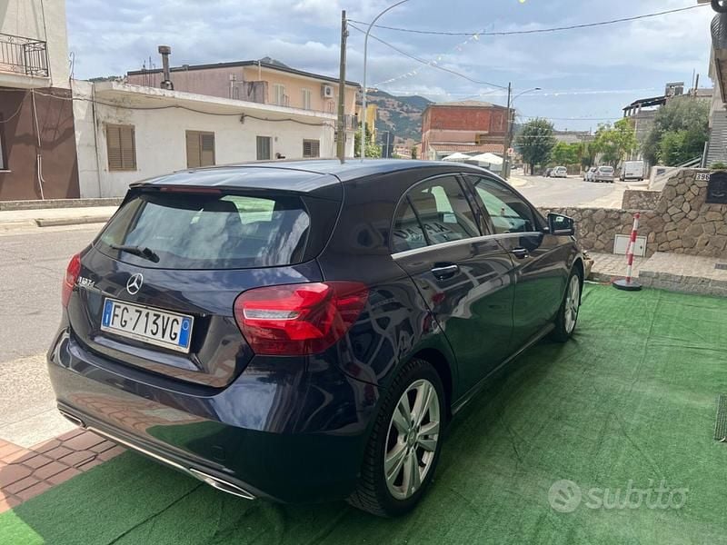 Usata Mercedes A180 Premium 109 CV (80 kW) 2017 Blu Berlina