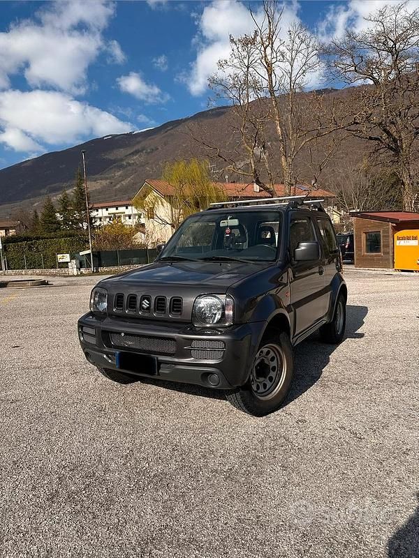 Usata Suzuki Jimny 95 CV (69 kW) 2009 Grigio SUV