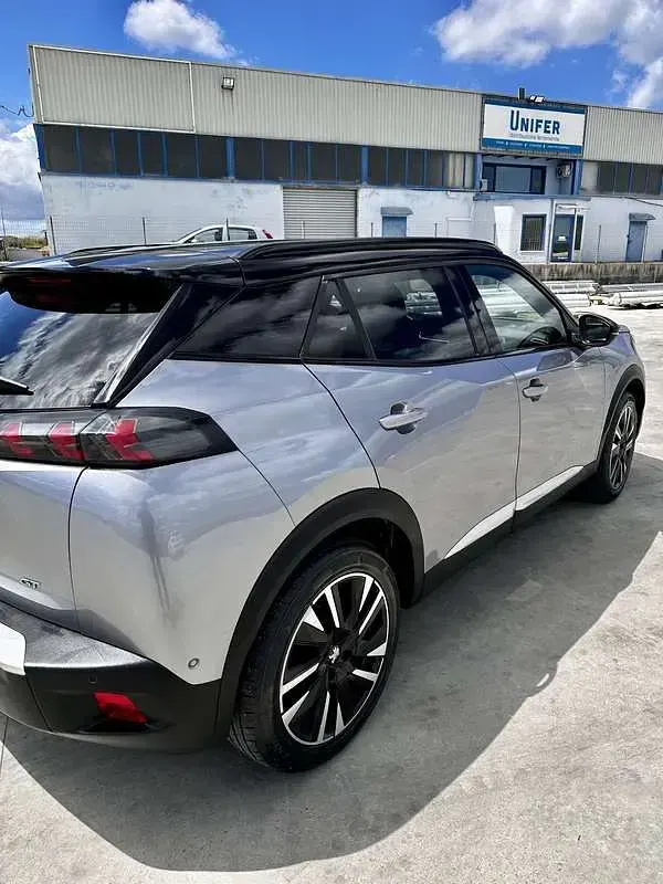 Usata Peugeot e-2008 GT-line 100 kW (136 CV) 2021 Grigio SUV