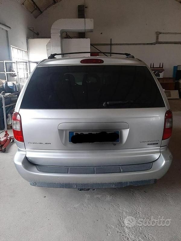 Usata Chrysler Voyager 150 CV (110 kW) 2006 Grigio Monovolume