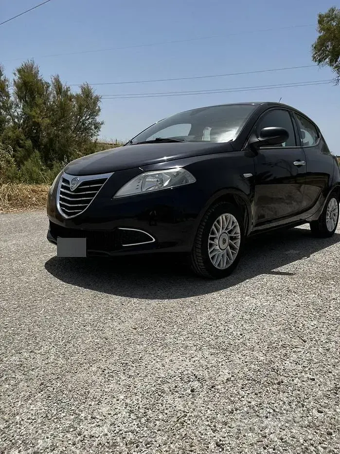 Usata Lancia Ypsilon 95 CV (69 kW) 2012 Bluazzurro Utilitaria