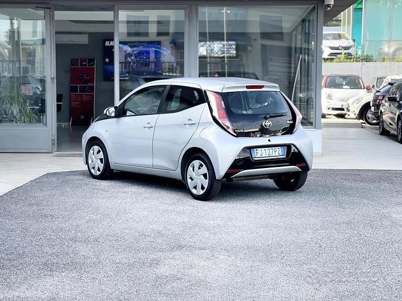 Usata Toyota Aygo 69 CV (50 kW) 2017 Grigio Utilitaria
