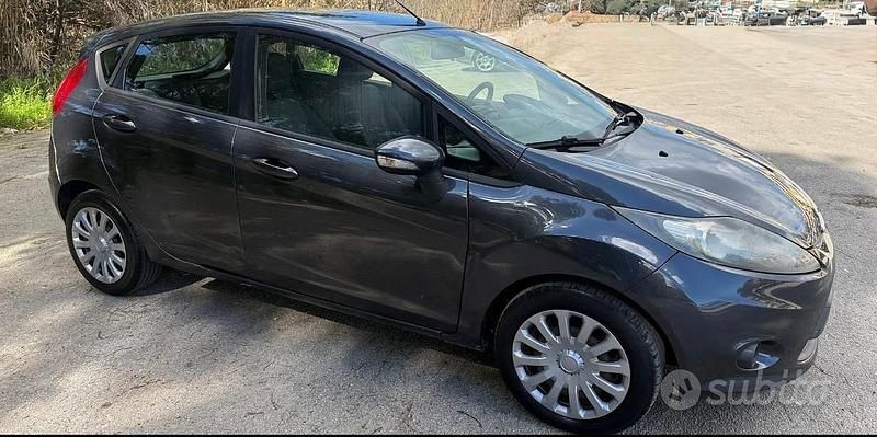 Usata Ford Fiesta Titanium 70 CV (51 kW) 2009 Grigio Utilitaria