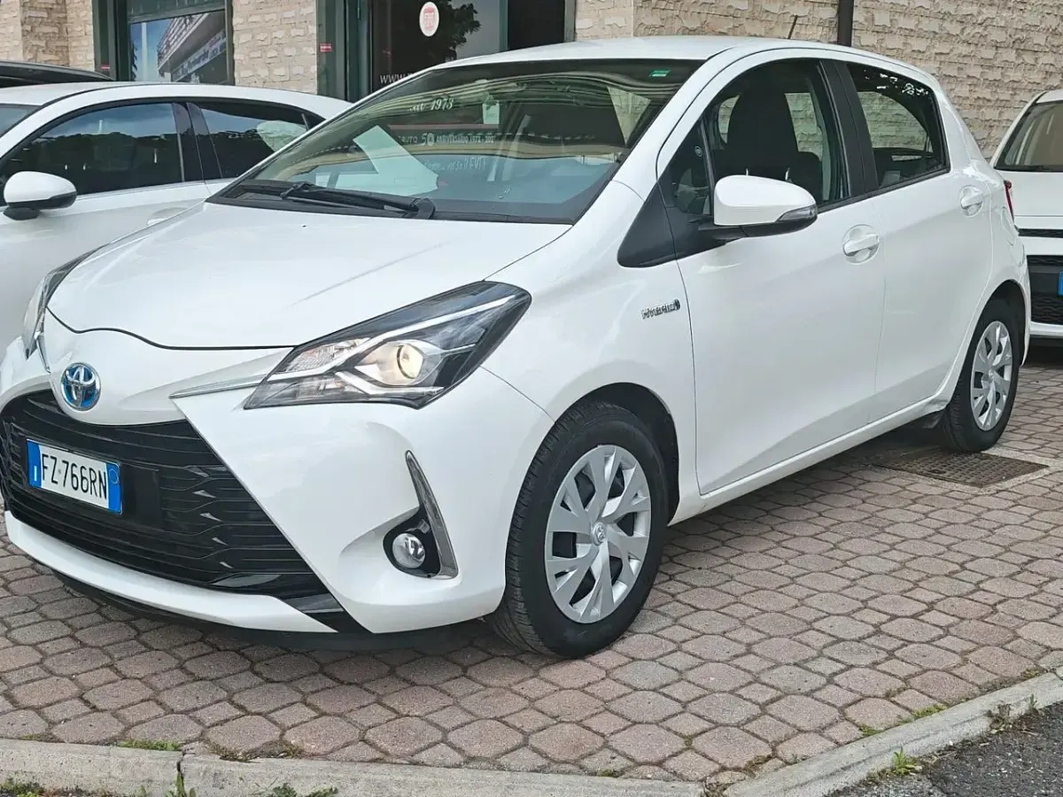 Usata Toyota Yaris Hybrid Cool 73 CV (53 kW) 2020 Bianco Berlina