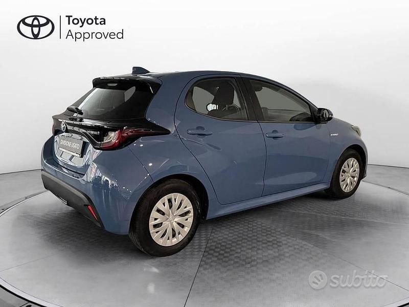Usata Toyota Yaris Hybrid Active 116 CV (85 kW) 2021 Blu Berlina