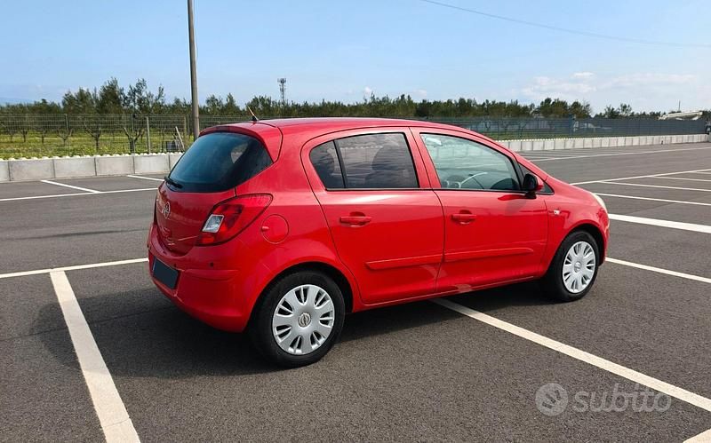 Usata Opel Corsa Cosmo 80 CV (58 kW) 2007 Rosso Utilitaria