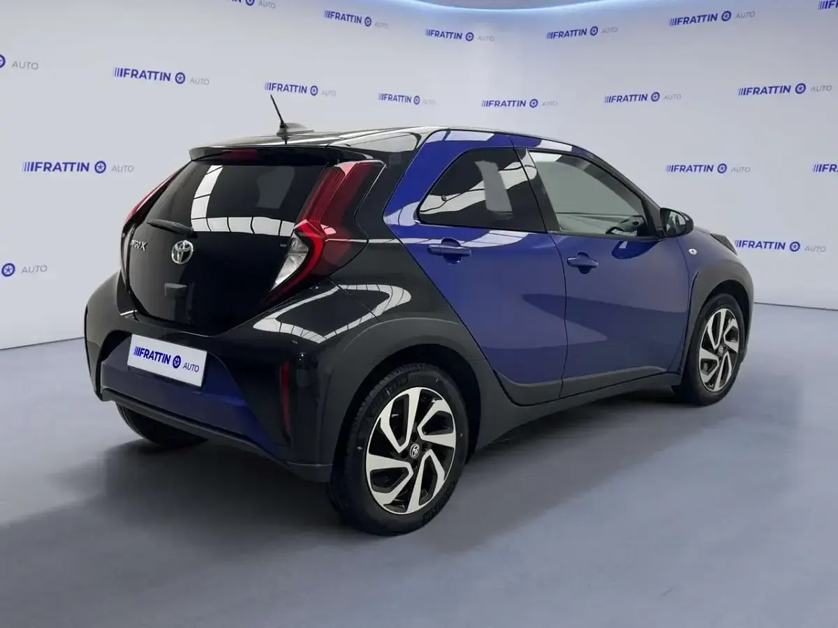 Usata Toyota Aygo X Trend 72 CV (52 kW) 2025 Juniper blue/black [2vl]  ver SUV
