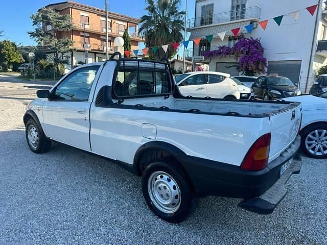Usata Fiat Strada 68 CV (50 kW) 2003 Bianco Pick-up