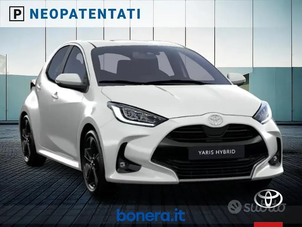 Ny Toyota Yaris Hybrid Premium 131 HK (96 kW) 2026 Vit Sedan