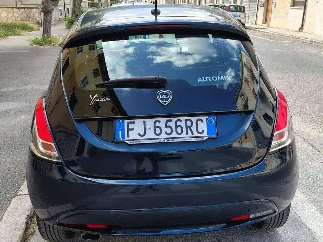 Usata Lancia Ypsilon Gold 69 CV (50 kW) 2017 Blu/azzurro Utilitaria
