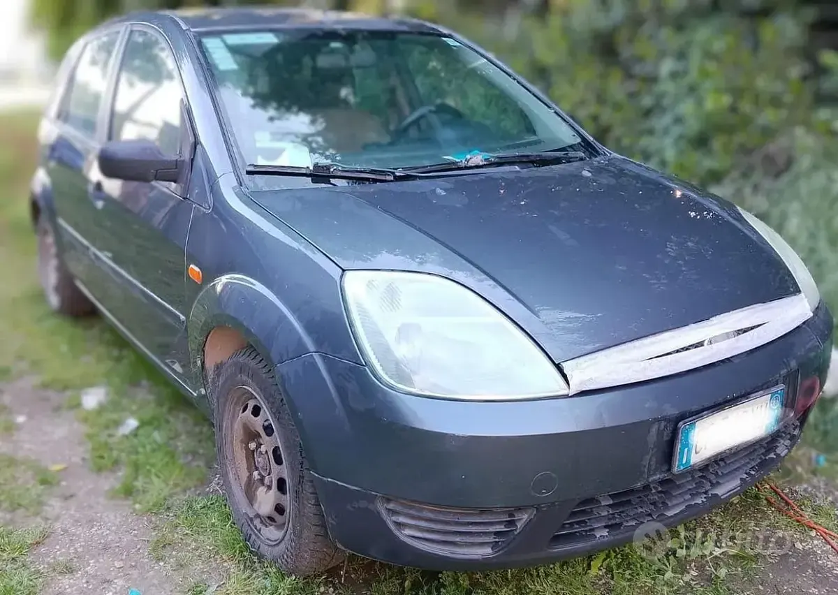 Usata Ford Fiesta 75 CV (55 kW) 2003 Grigio Utilitaria