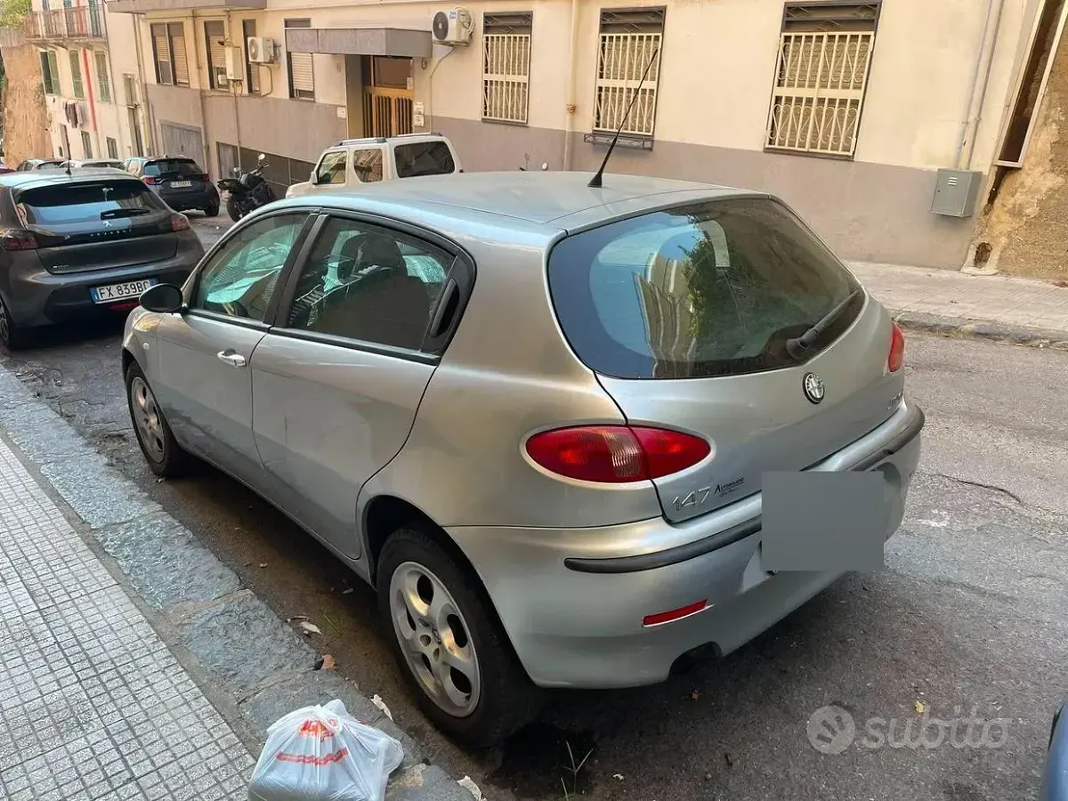Usata Alfa Romeo 147 140 CV (102 kW) 2003 Grigio Utilitaria