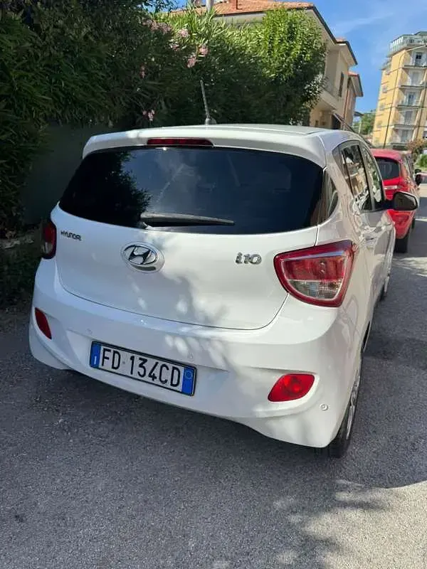 Usata Hyundai i10 Comfort 67 CV (49 kW) 2016 Bianco Utilitaria
