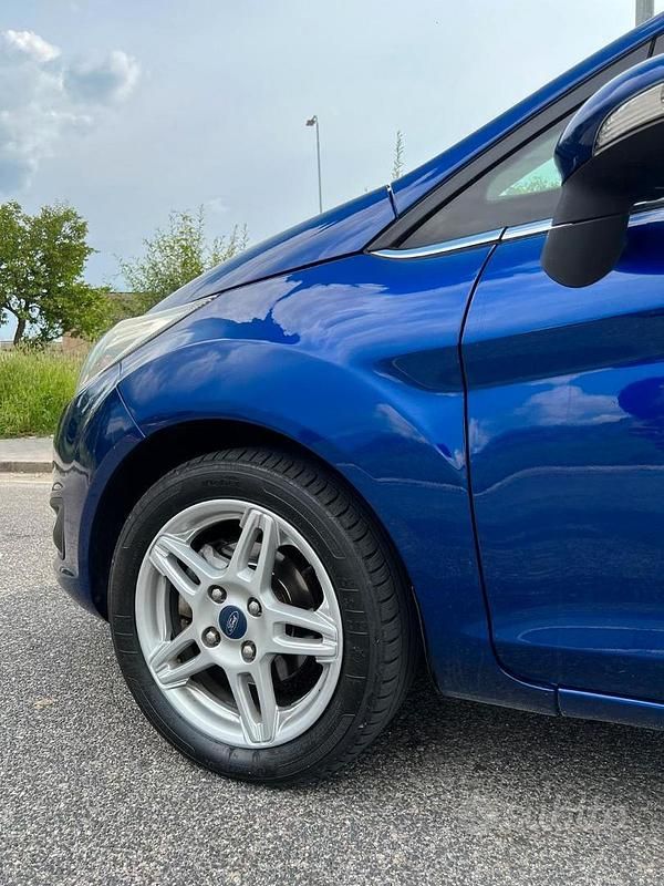 Usata Ford Fiesta 75 CV (55 kW) 2014 Blu/azzurro Utilitaria