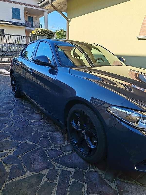 Usata Alfa Romeo Giulia Executive 160 CV (117 kW) 2018 Blu/azzurro Berlina