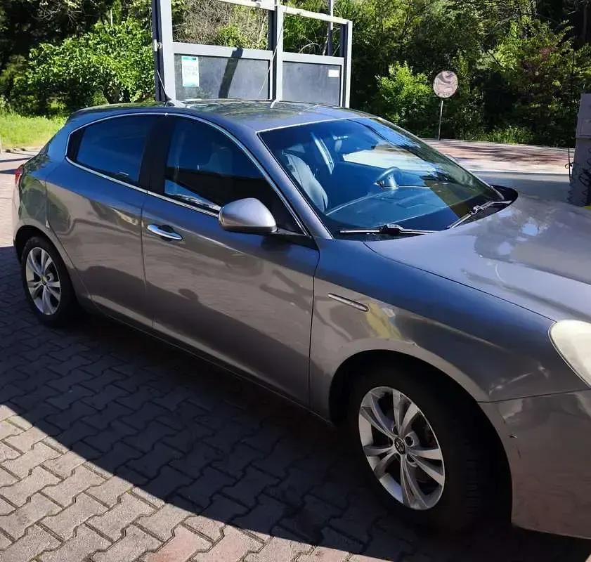 Usata Alfa Romeo Giulietta Distinctive 140 CV (102 kW) 2011 Grigio Utilitaria
