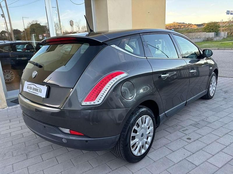 Usata Lancia Delta 120 CV (88 kW) 2010 Grigio Utilitaria