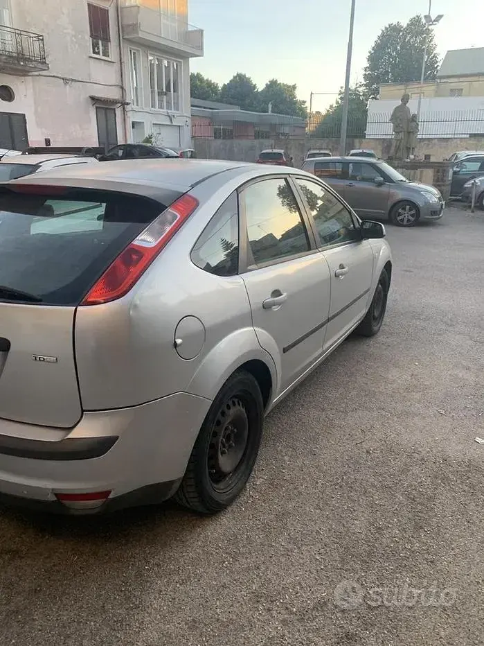 Usata Ford Focus 90 CV (66 kW) 2006 Grigio Berlina