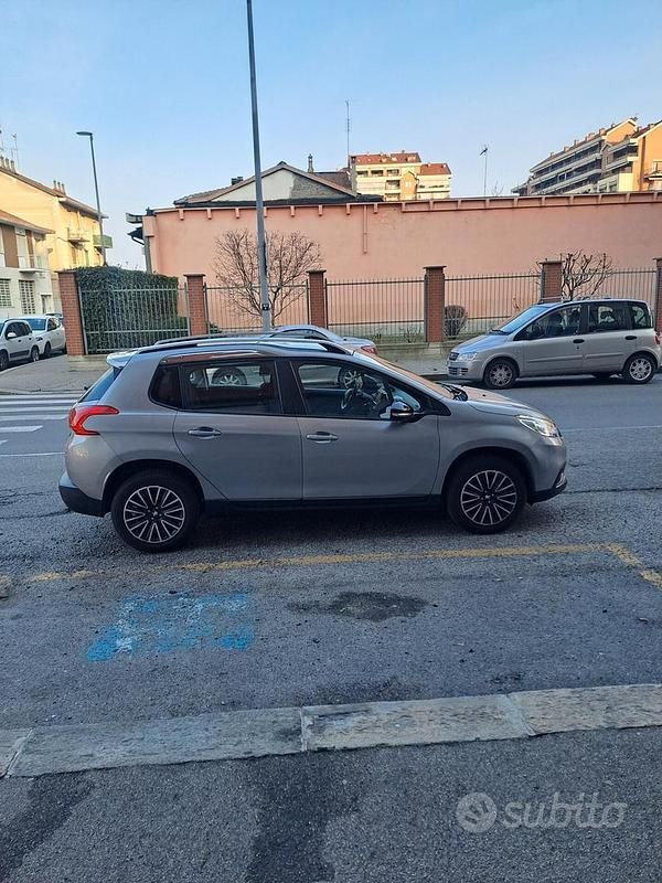 Usata Peugeot 2008 Allure 81 CV (59 kW) 2015 Grigio SUV