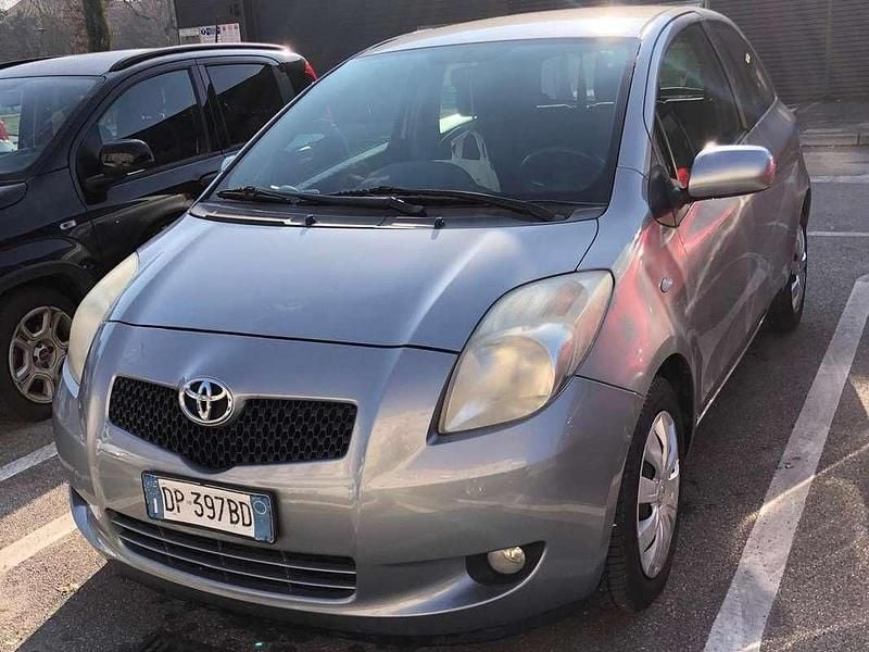 Usata Toyota Yaris Sol 87 CV (63 kW) 2008 Argento Utilitaria