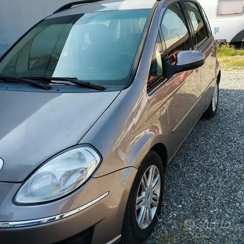Usata Lancia Musa 120 CV (88 kW) 2010 Grigio Monovolume