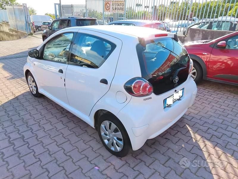 Usata Toyota Aygo Connect Style 68 CV (50 kW) 2012 Bianco Utilitaria