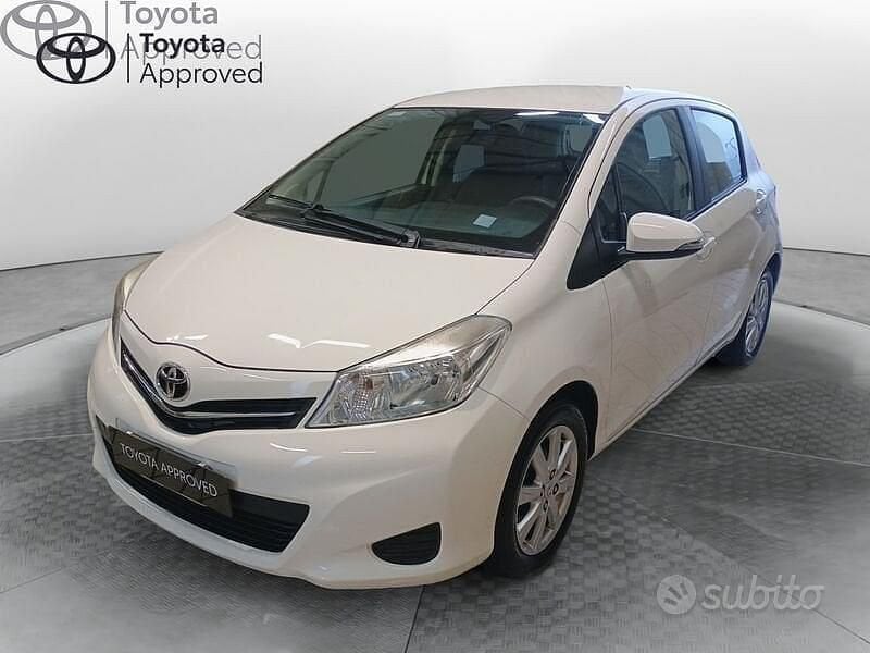 Usata 2012 Toyota Yaris Active Tre volumi | 4900 € (Buon prezzo) - Immagine 1/4