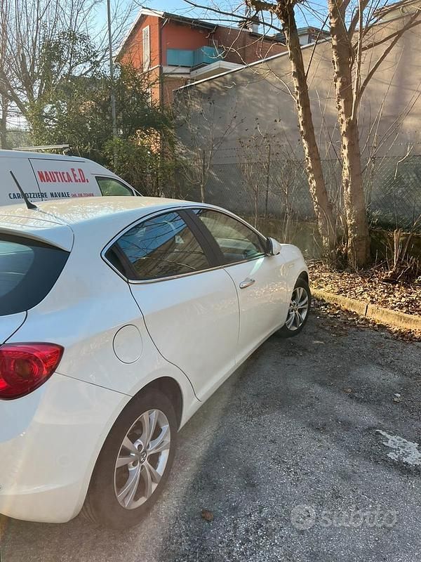 Usata 2011 Alfa Romeo Giulietta Tre volumi | 5000 € (Buon prezzo) - Immagine 1/4