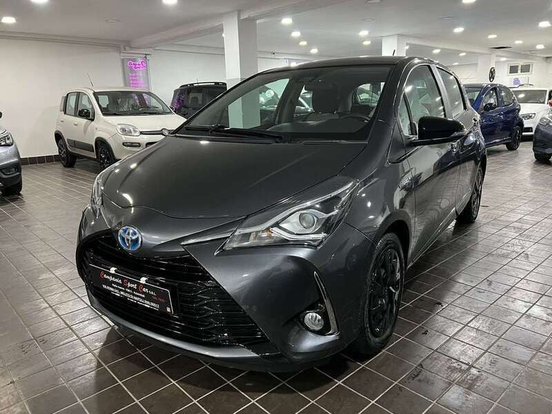 Usata Toyota Yaris Hybrid Lounge 75 CV (55 kW) 2018 Grigio moda metallizzato SUV