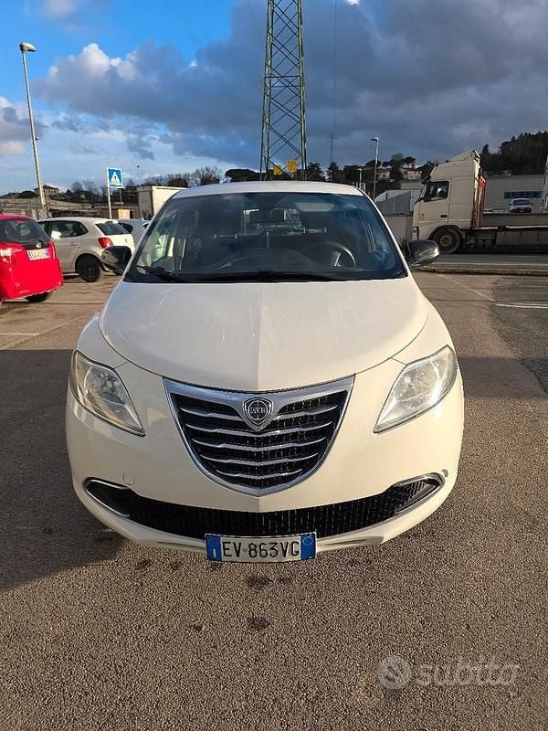 Usata Lancia Ypsilon 60 CV (44 kW) 2014 Bianco Utilitaria
