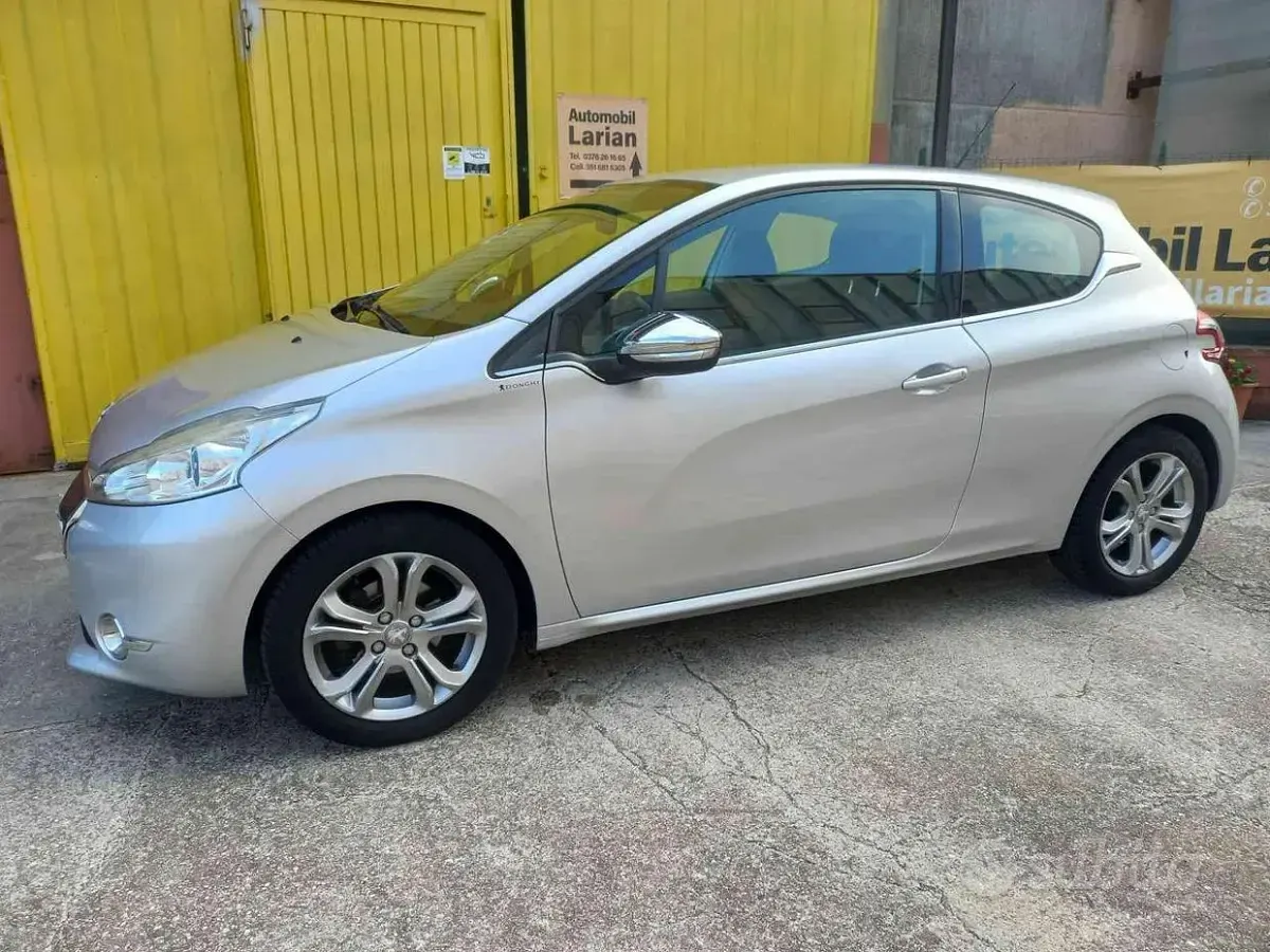 Usata Peugeot 208 Allure 82 CV (60 kW) 2014 Grigio Utilitaria