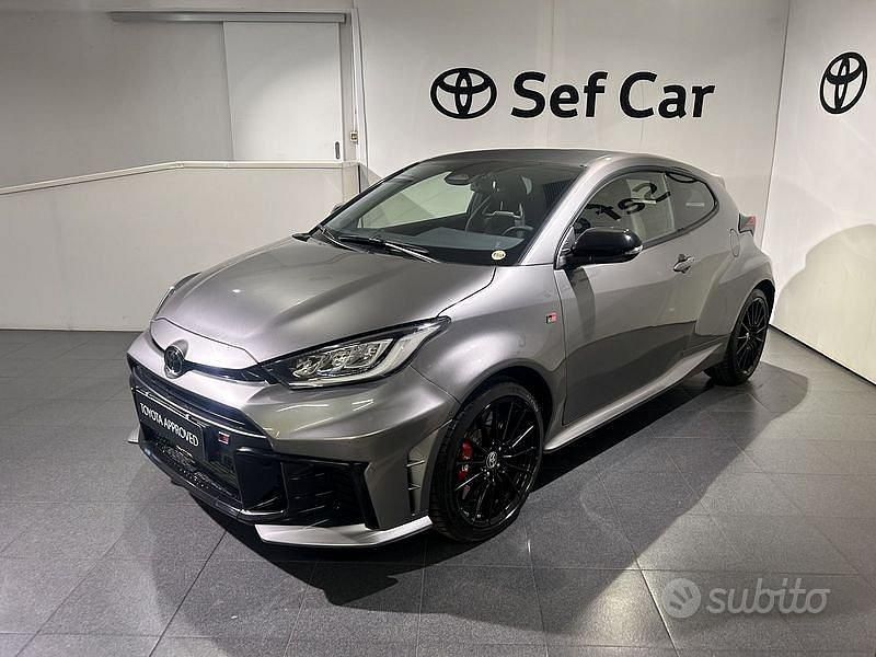 Usata Toyota Yaris 280 CV (205 kW) 2024 Grigio Utilitaria