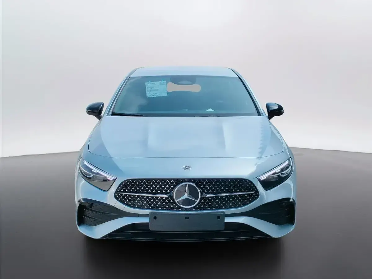 Nuova Mercedes A180 115 CV (84 kW) 2026 Argento Berlina