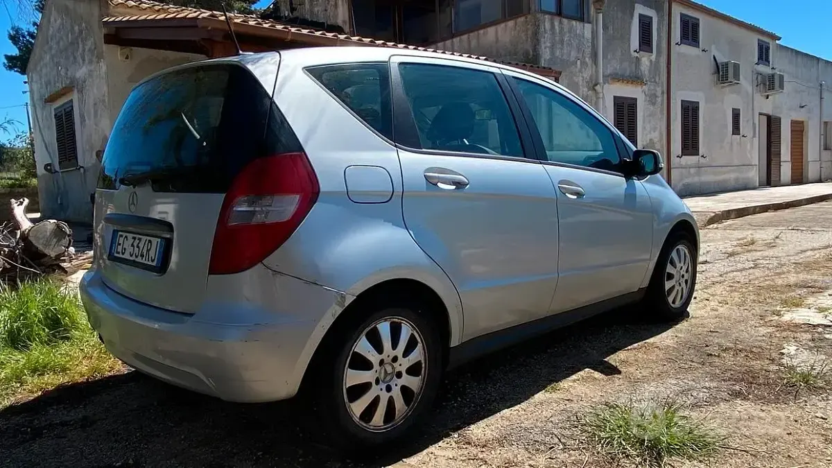 Usata Mercedes A200 140 CV (102 kW) 2011 Grigio Utilitaria