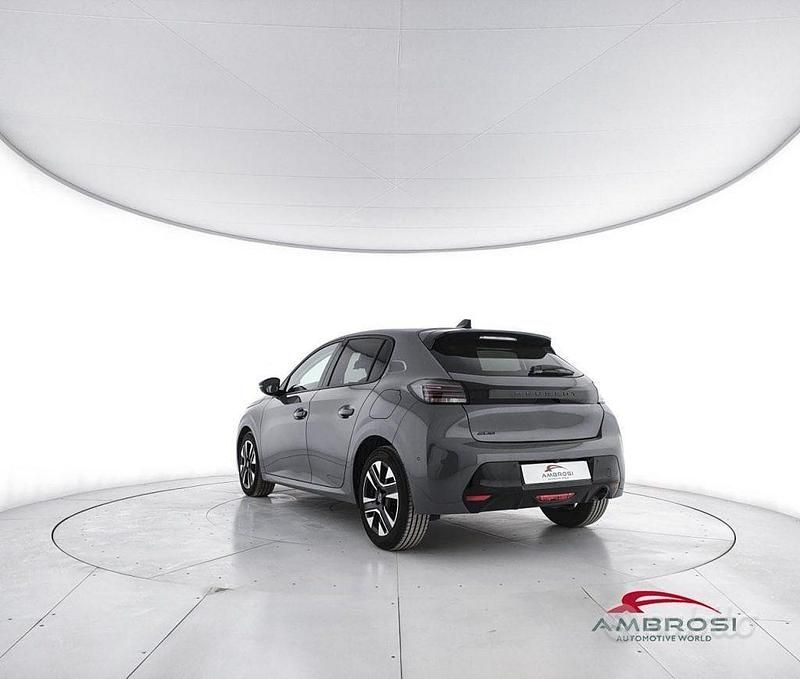 Usata Peugeot 208 Allure 100 CV (73 kW) 2025 Grigio Utilitaria